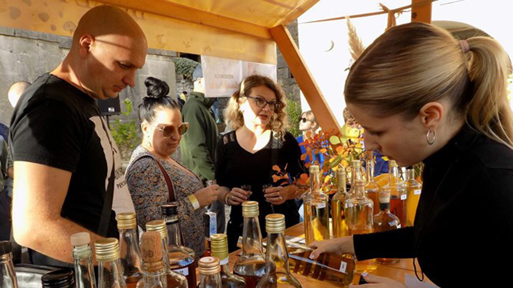 Pročitajte više o članku Bili smo u Humu, u najmanjem gradu na svijetu, na smotri domaćih žestica